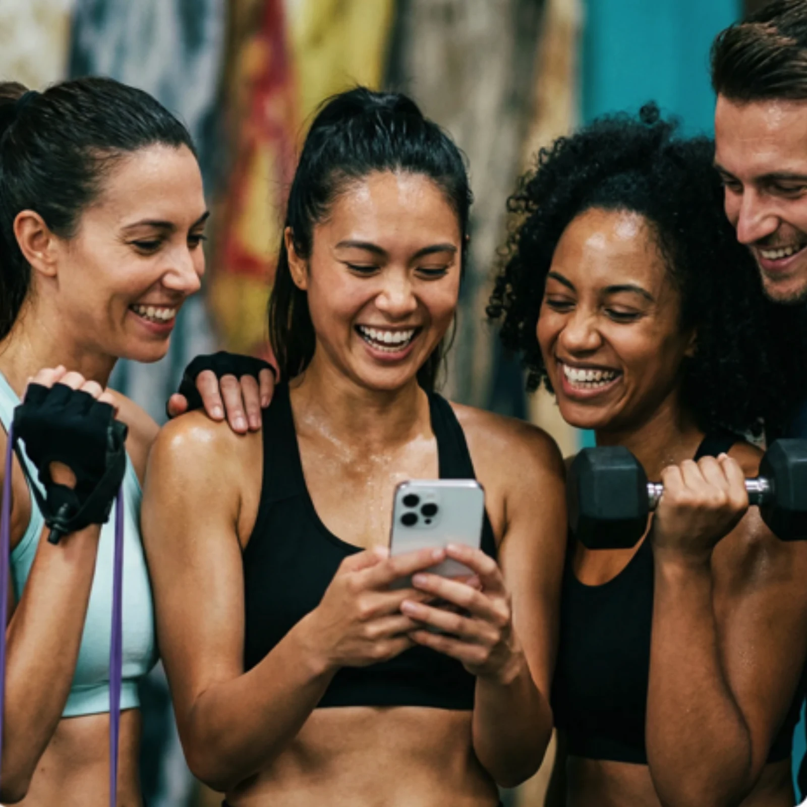 Sportlerinnen und Sportler nutzen gemeinsam die Fitness Nation App